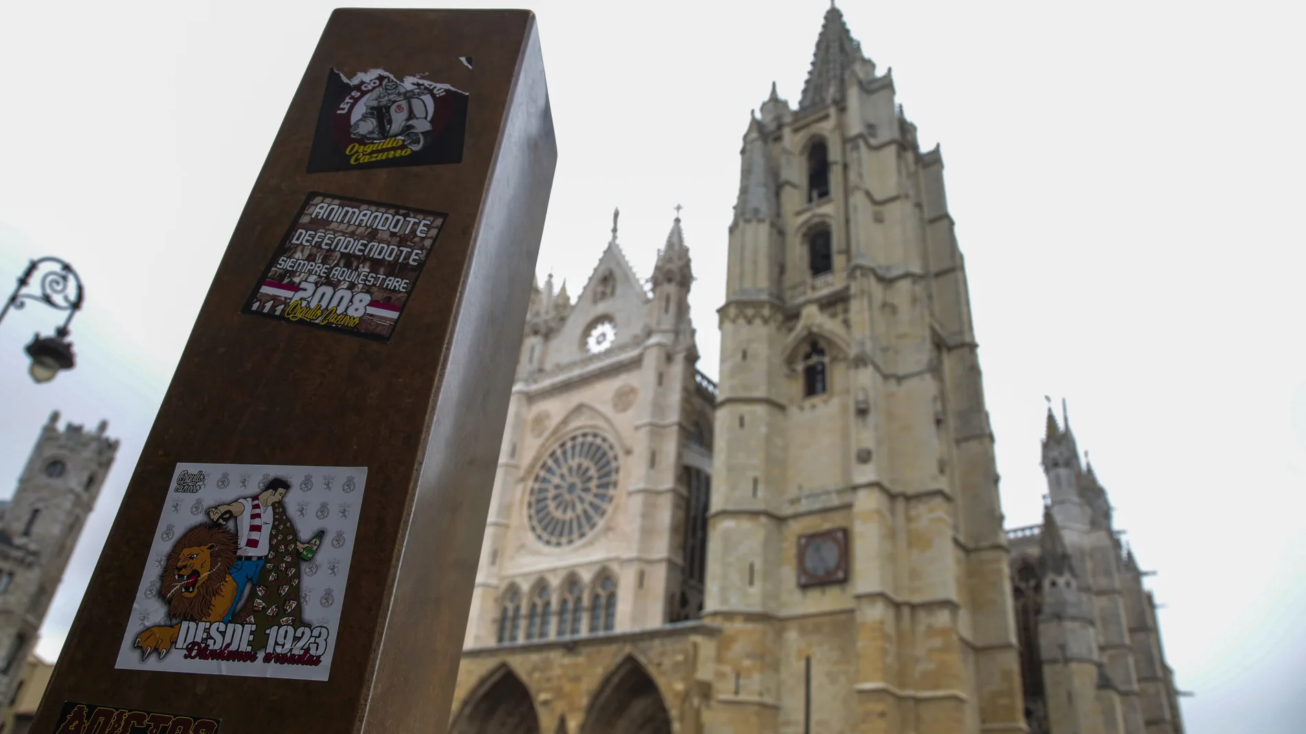 Actos vandálicos a las letras León de la plaza de la catedral