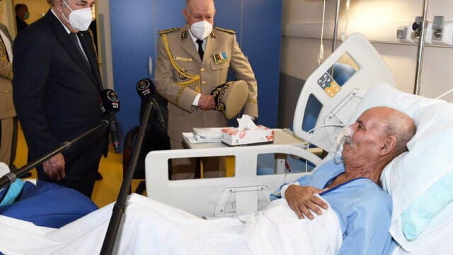 Brahim Ghali (dcha.) fue ingresado en un hospital de Argel, donde le visitó el presidente argelino, tras regresar de España en junio