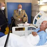 Brahim Ghali (dcha.) fue ingresado en un hospital de Argel, donde le visitó el presidente argelino, tras regresar de España en junio