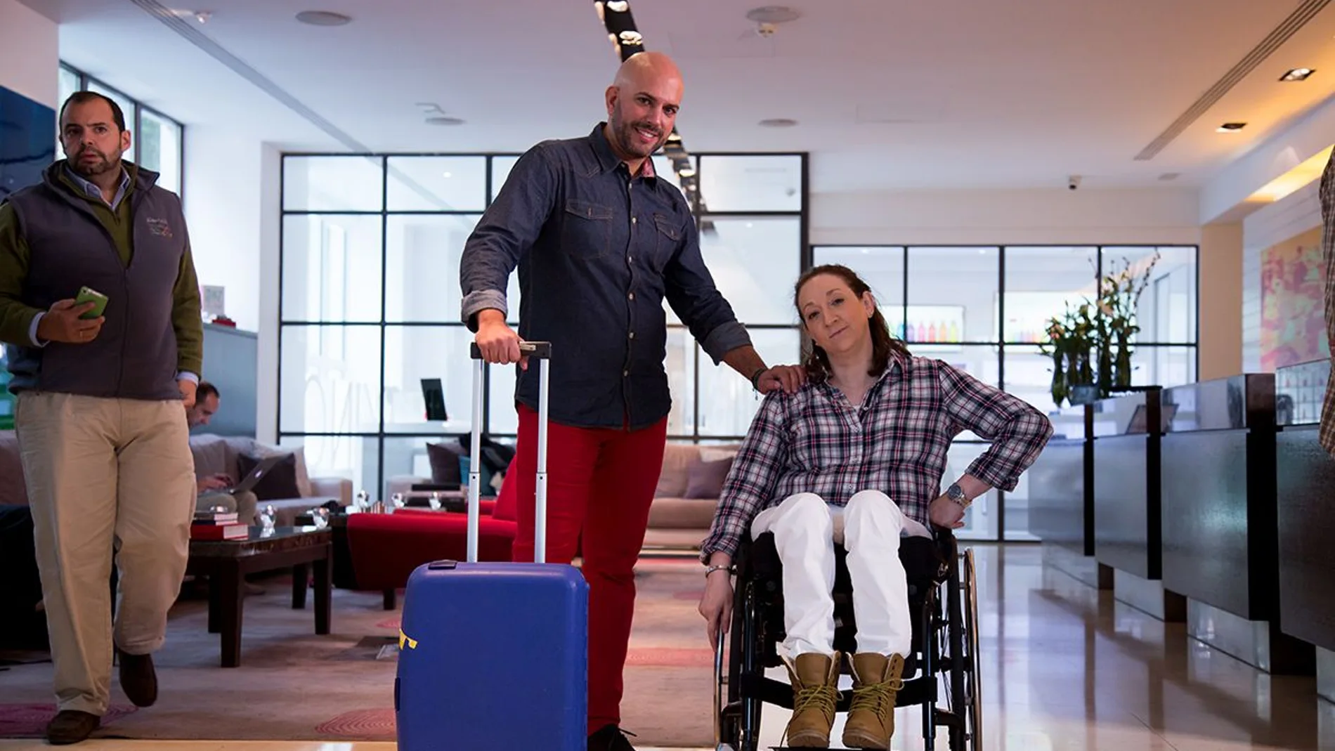 Una turistas junto a su asistente personal