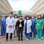 En la imagen, la donante de córnea junto al equipo de profesionales del Hospital Juan Ramón Jiménez que lo ha hecho posible