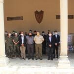 El general Rivas hace entrega del material a los representantes de Cáritas Castrense