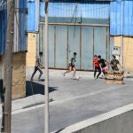 Varios menores acogidos en las naves del Tarajal (Ceuta) juegan al fútbolAntonio Sempere / Europa Press