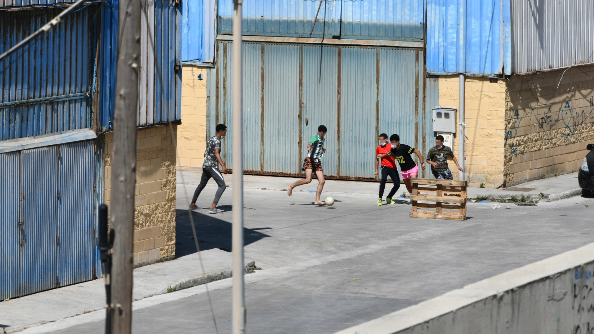Varios menores acogidos en las naves del Tarajal (Ceuta) juegan al fútbolAntonio Sempere / Europa Press