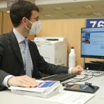 Un empleado trabaja en una oficina de la Agencia Tributaria, a 2 de junio de 2021, en Guzmán el Bueno, Madrid, (España)