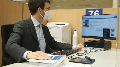 Un empleado trabaja en una oficina de la Agencia Tributaria, a 2 de junio de 2021, en Guzmán el Bueno, Madrid, (España)