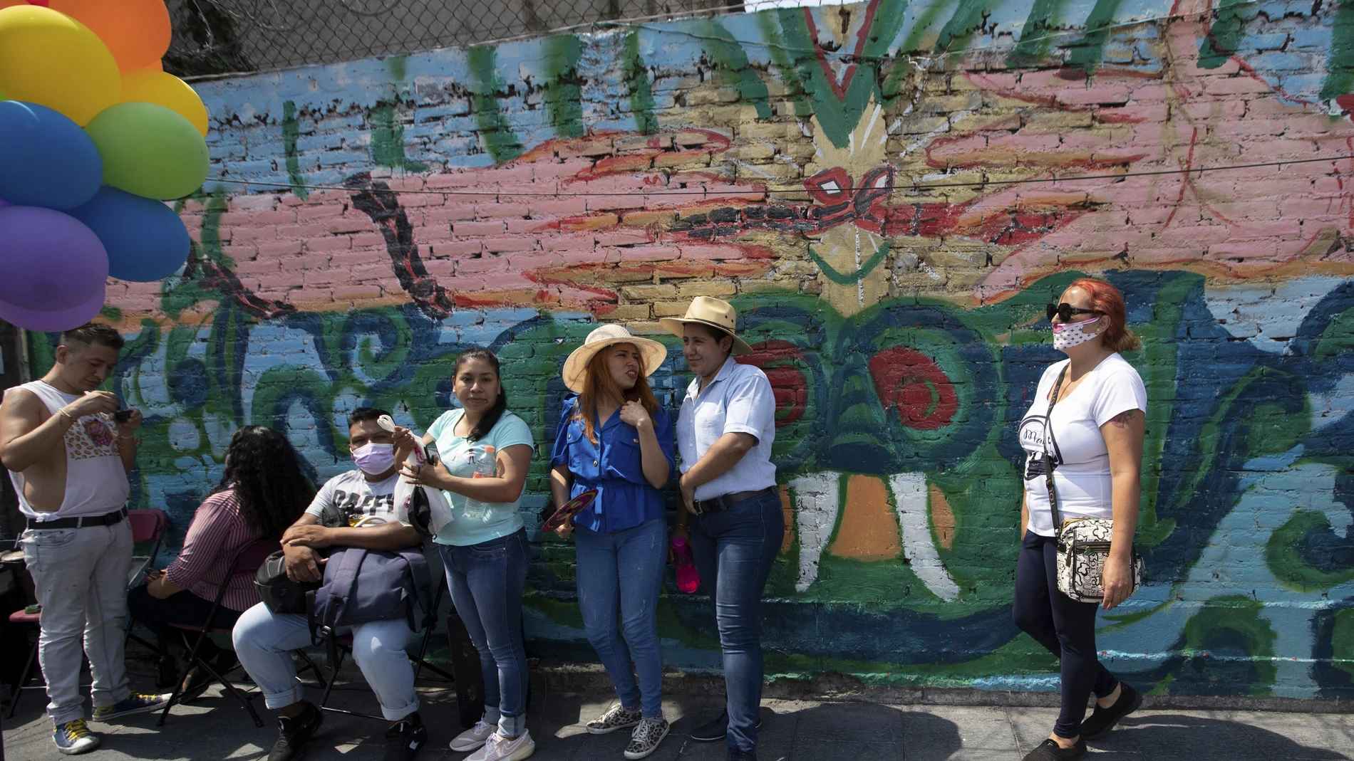 Mexicanos participan en un acto de campaña de las elecciones en México