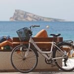 Una persona toma el sol en la Playa de Levante de Benidorm