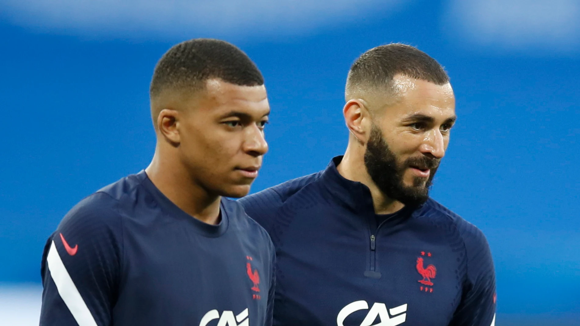 Kylian Mbappé y Karim Benzema, compañeros en la selección de Francia que disputará la Eurocopa.
