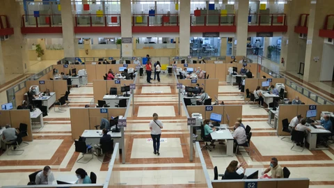 Empleados de la Agencia Tributaria atienden a contribuyentes