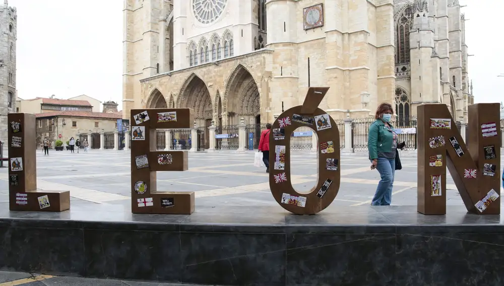 Actos vandálicos a las letras León de la plaza de la catedral