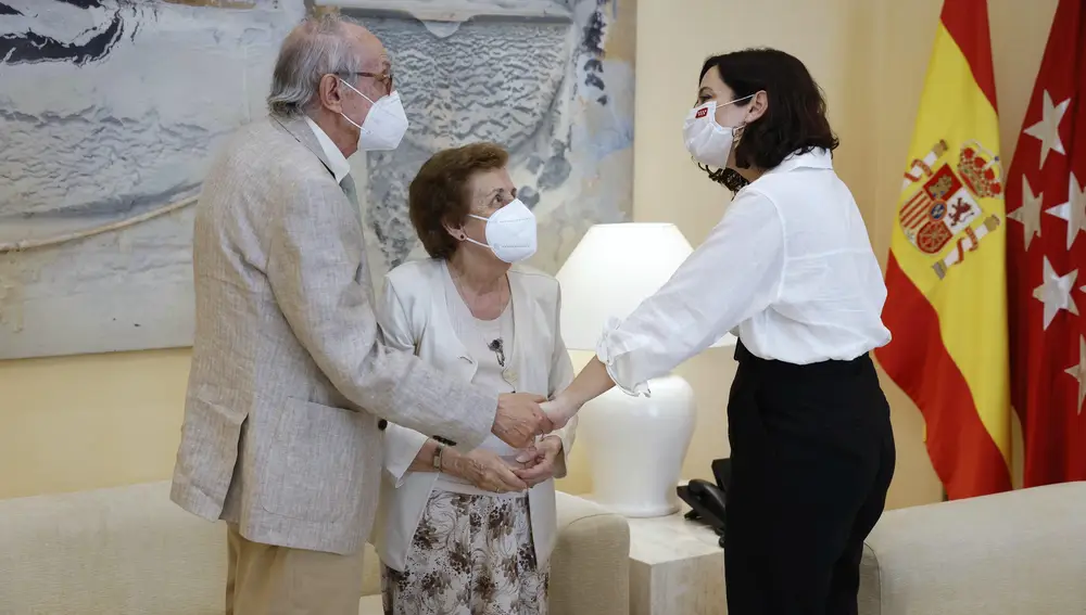 Isabel Díaz Ayuso con un matrimonio que quiso conocerla por sus bodas de diamantes.