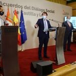 El presidente de la Junta de Castilla y León, Alfonso Fernández Mañueco, junto a los agentes sociales y económicos