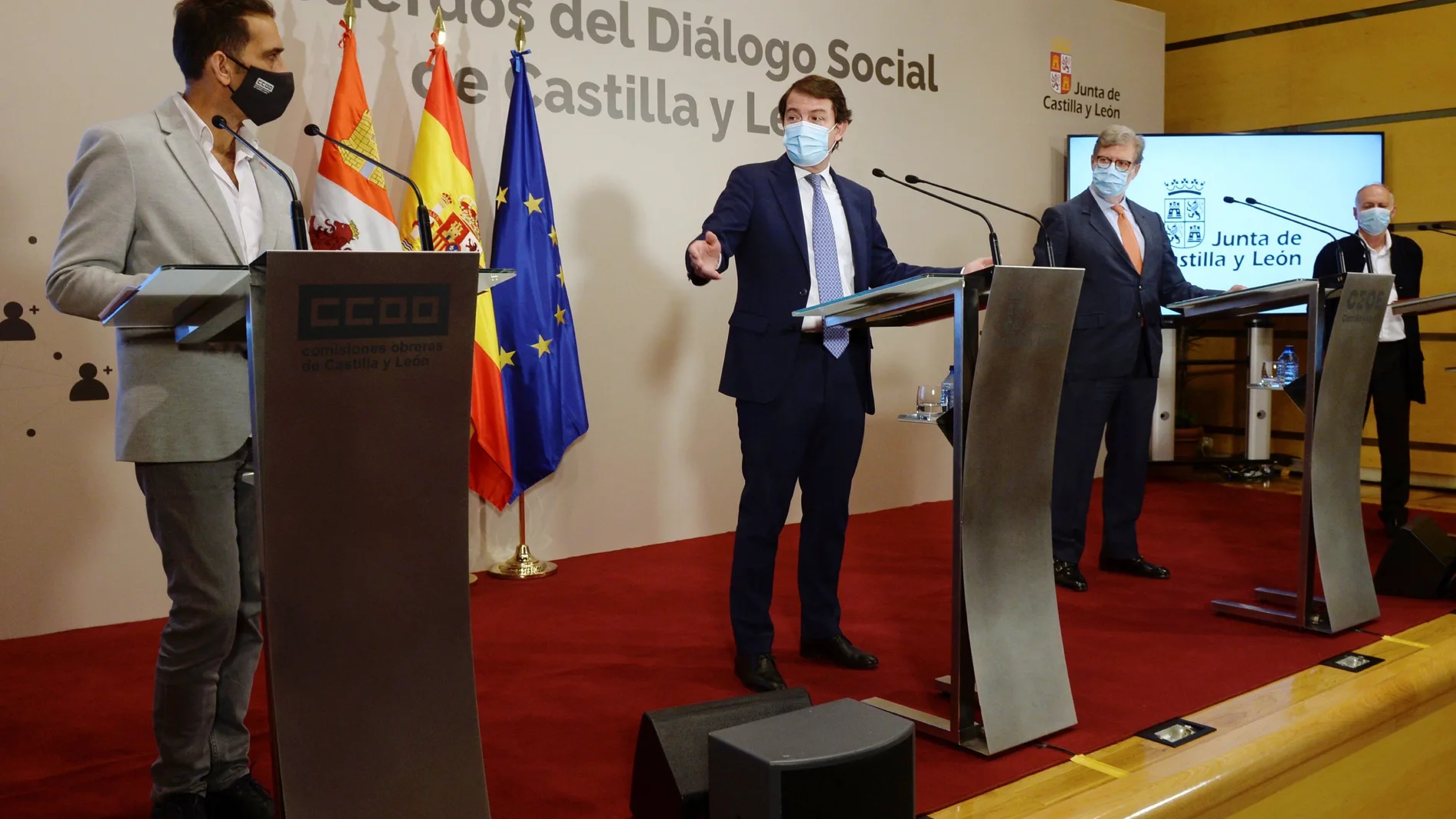 El presidente de la Junta de Castilla y León, Alfonso Fernández Mañueco, junto a los agentes sociales y económicos