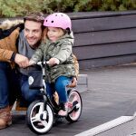 Un padre enseña a su hija a montar en bicicleta