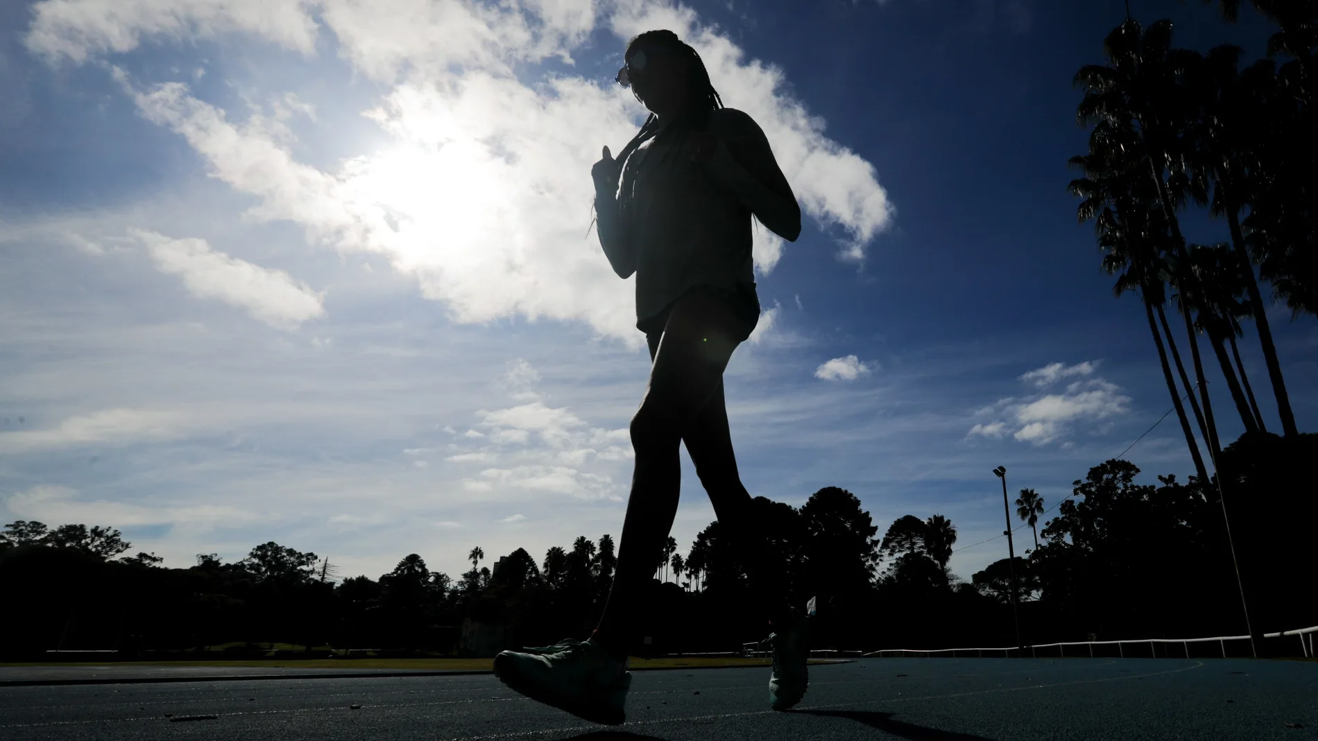 AMDEP3680. MONTEVIDEO (URUGUAY), 02/06/2021.- La corredora uruguaya Deborah Rodríguez corre durante un entrenamiento el 19 de mayo de 2021, en Montevideo (Uruguay). Ganadora de la única medalla dorada que acaba de conseguir Uruguay en el Sudamericano de Atletismo disputado en Ecuador, Deborah Rodríguez continúa preparándose para disputar en Tokio sus terceros Juegos Olímpicos con la ilusión de conseguir los mejores resultados. EFE/Raúl Martínez