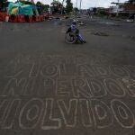 AME2539. CALI (COLOMBIA), 01/06/2021.- Un hombre en silla de ruedas es visto en "Puerto Resistencia", punto donde se mantiene un bloqueo como método de protesta contra las políticas del presidente Iván Duque, hoy en Cali (Colombia). La apuesta por el diálogo empieza a dar frutos en la crisis colombiana después de que el Comité Nacional de Paro (CNP) hiciera hoy un llamamiento a levantar los bloqueos, aunque desde los barrios donde los mantienen critican la poca legitimidad que tienen los sindicatos en la protesta. En "Puerto Resistencia", los bloqueos en la entrada al barrio se han convertido en casetas en mitad de la calle Simón Bolívar, una de las principales de Cali, y en monumentos a la "resistencia" como el de un puño de diez metros de altura hecho con alambres. EFE/ Ernesto Guzmán Jr