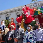 El alcalde de Granada, Luis Salvador, en el centro bajo la Tarasca, ataviada de flamenca por el Corpus 2021