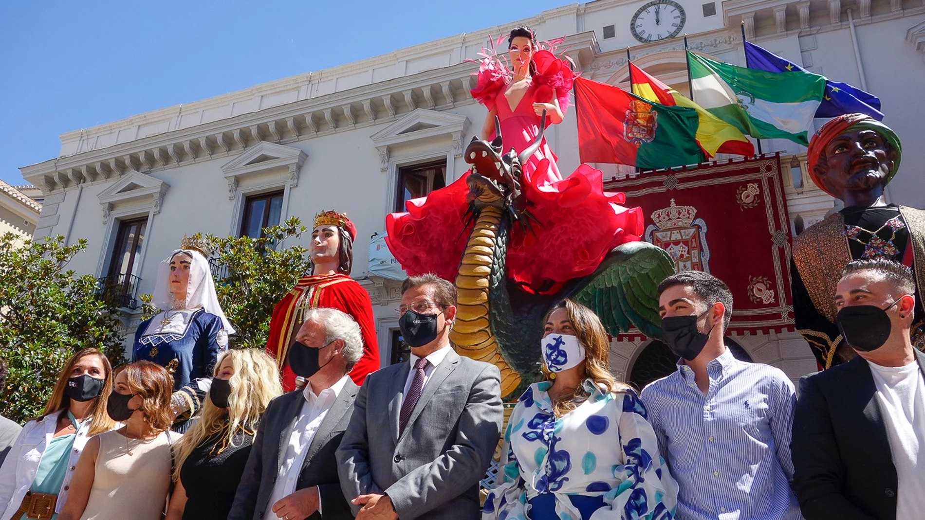 El alcalde de Granada, Luis Salvador, en el centro bajo la Tarasca, ataviada de flamenca por el Corpus 2021