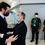 El líder del PP, Pablo Casado con el presidente de Ceuta, Juan Jesús Vivas en su visita a la ciudad autónoma
