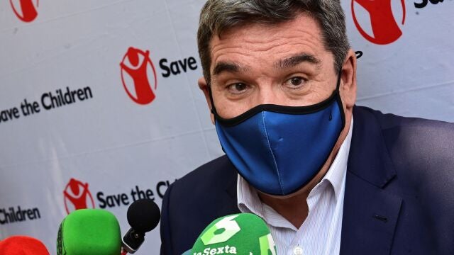 El ministro de Inclusión, Seguridad Social y Migraciones, José Luis Escrivá, atiende a los medios en su visita al Centro de Recursos para la Infancia y la Adolescencia de Save The Children en Vallecas