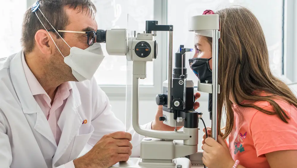 Oftalmólogo realizando un examen ocular