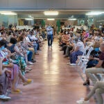 Personas de entre 49 y 52 años recién vacunadas esperando los 20 minutos reglamentarios en el Estadio de la Cartuja, en Sevilla