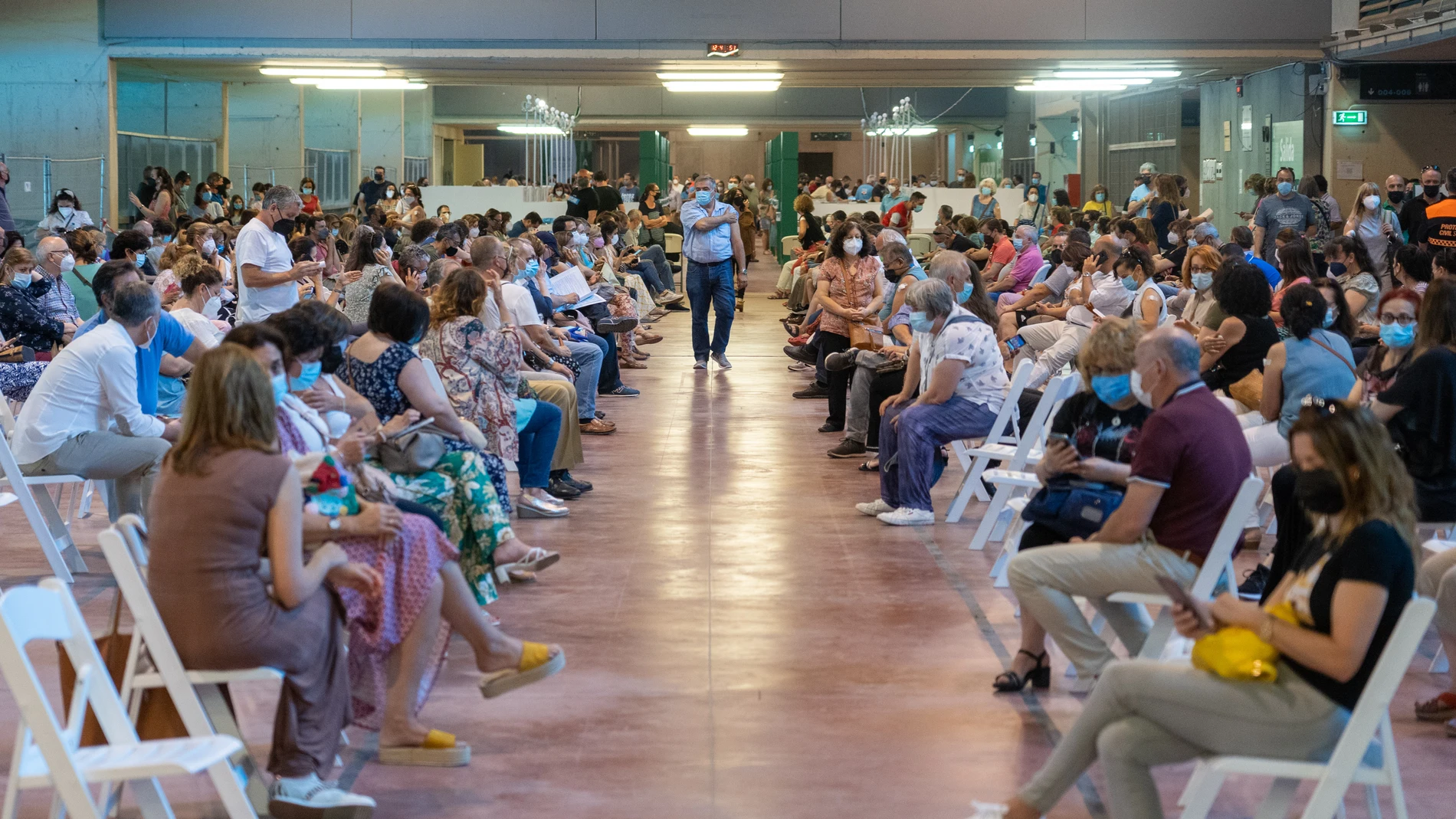 Personas de entre 49 y 52 años recién vacunadas esperando los 20 minutos reglamentarios en el Estadio de la Cartuja, en Sevilla