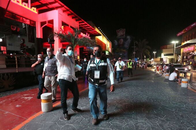 Autoridades sanitarias realizan operativos en bares y restaurantes el 1 de junio de 2021, en el balneario de Cancún, estado de Quintana Roo (México).