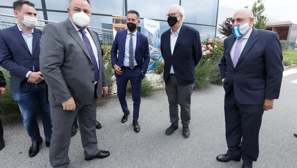 El diputado nacional por León, Javier Alfonso Cendón; el presidente de la Diputación de León, Eduardo Morán; el director comercial de la empresa Tvitec, Alberto Sutil; el director general de Industria y de la Pequeña y Mediana Empresa del Gobierno, Galo Gutiérrez; y el director general de Tvitec, Javier Prado, durante la visita la empresa berciana en Cubillos del Sil (León)