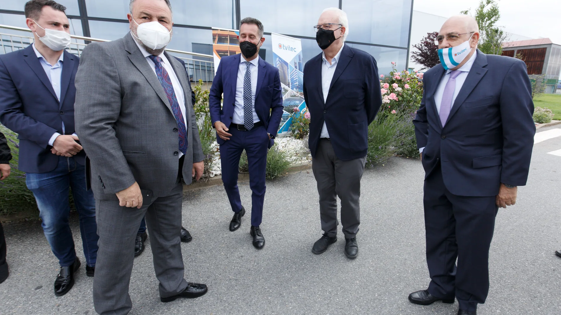 El diputado nacional por León, Javier Alfonso Cendón; el presidente de la Diputación de León, Eduardo Morán; el director comercial de la empresa Tvitec, Alberto Sutil; el director general de Industria y de la Pequeña y Mediana Empresa del Gobierno, Galo Gutiérrez; y el director general de Tvitec, Javier Prado, durante la visita la empresa berciana en Cubillos del Sil (León)