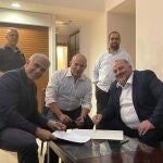 El centrista Yair Lapid (izda.), el derechista Naftali Bennet y el líder de la Lista Árabe, Mansour Abas, firman el acuerdo de coalición