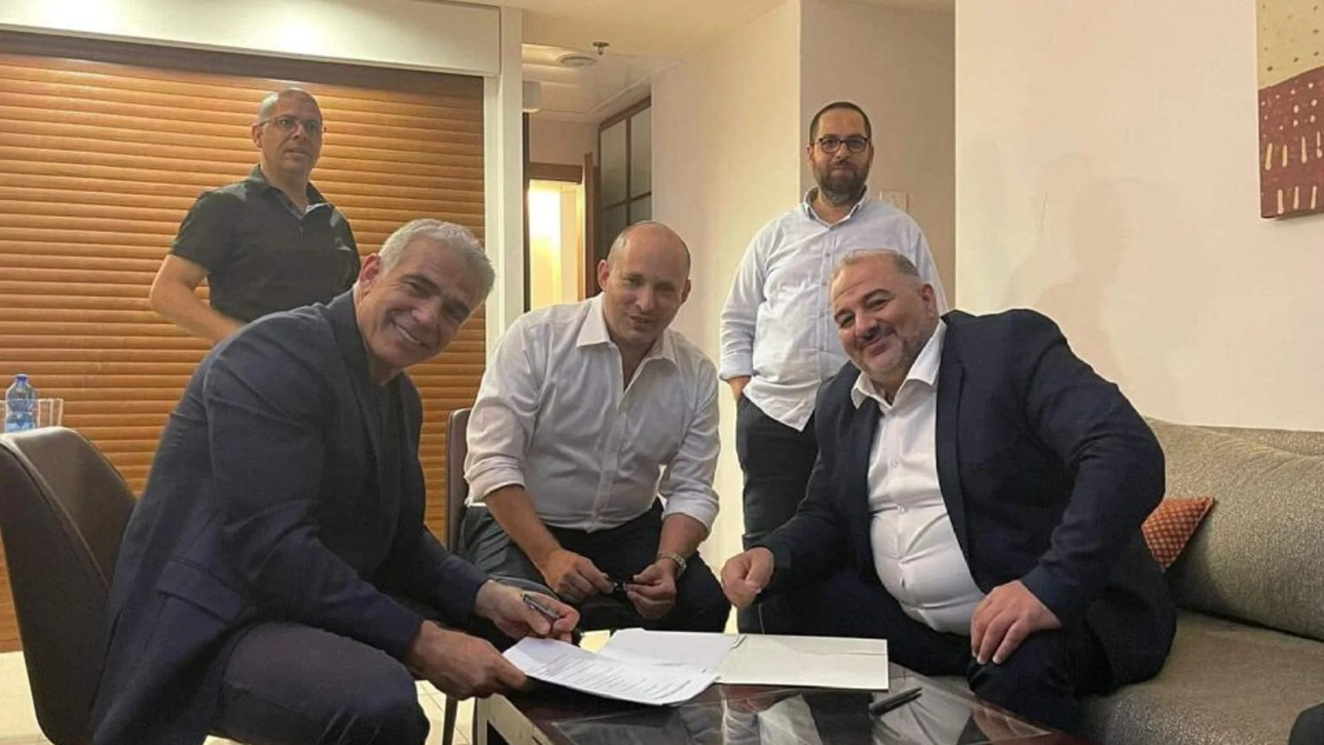 El centrista Yair Lapid (izda.), el derechista Naftali Bennet y el líder de la Lista Árabe, Mansour Abas, firman el acuerdo de coalición