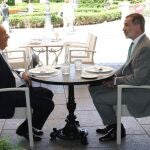 El Rey Felipe VI y el presidente de la República de Portugal, Marcelo Rebelo de Sousa, almuerzan en una terraza de la Plaza de Oriente de Madrid