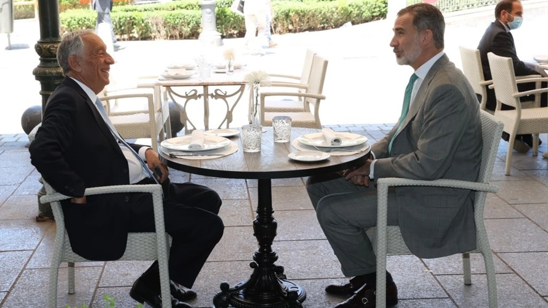 El Rey Felipe VI y el presidente de la República de Portugal, Marcelo Rebelo de Sousa, almuerzan en una terraza de la Plaza de Oriente de Madrid