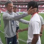 Ansu Fati saluda a Luis Enrique