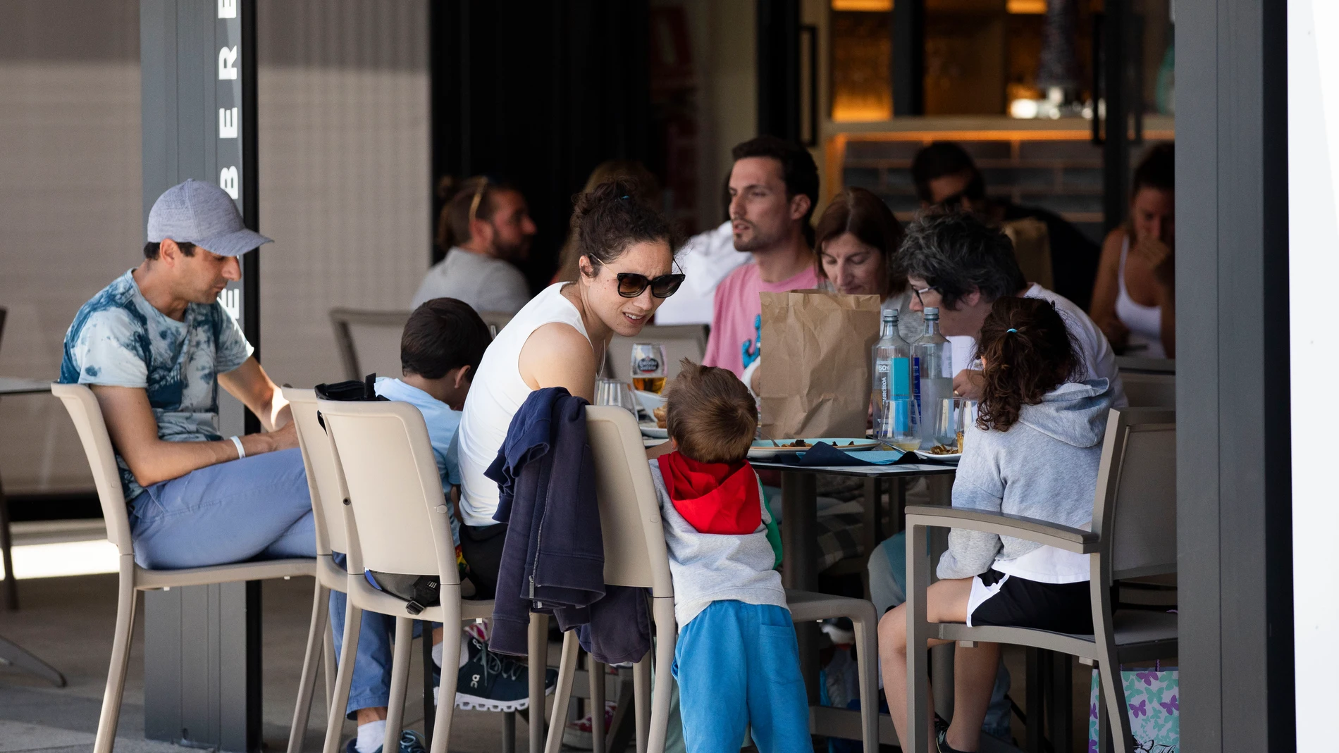 Varias personas en una terraza del paseo marítimo de la playa de Sanxenxo, Pontevedra (Galicia)