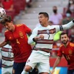 Pau Torres despeja un balón ante Cristiano Ronaldo