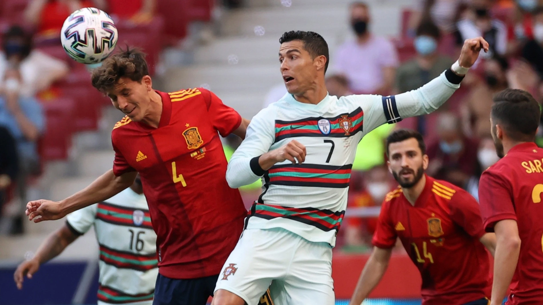 Pau Torres despeja un balón ante Cristiano Ronaldo