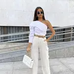 Isabel Campos con un look en blanco y beige/ Instagram @isabelcamposr