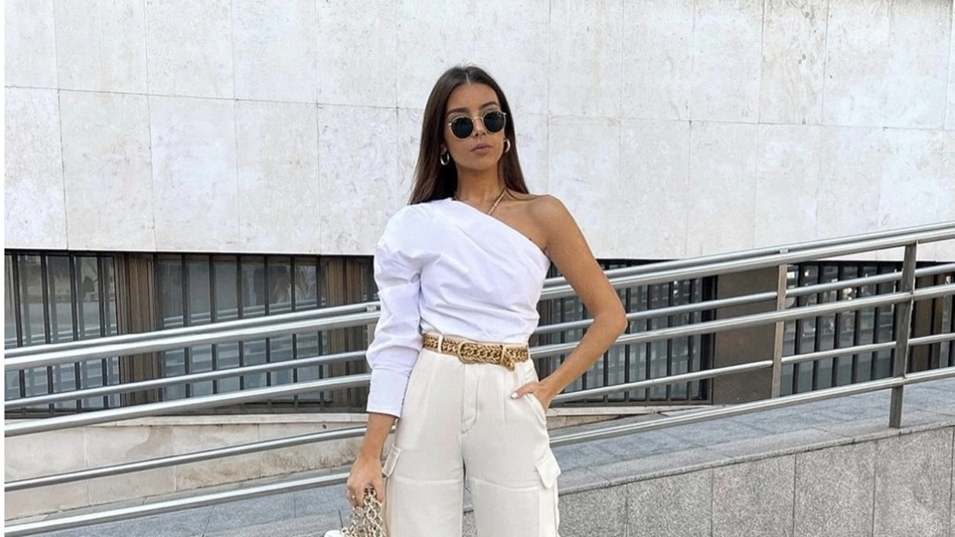 Isabel Campos con un look en blanco y beige/ Instagram @isabelcamposr