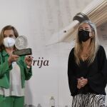 La escritora, Carme Riera, posando con el galardón en presencia de la consejera andaluza de Cultura, Patricia del Pozo