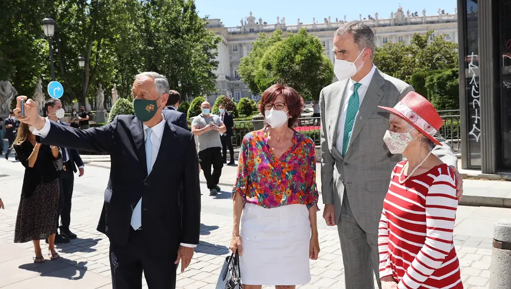 El presidente portugués, Marcelo Rebelo de Sousa, se hace un foto con el Rey