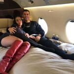 Georgina Rodríguez y Cristiano Ronaldo en su avión privado.