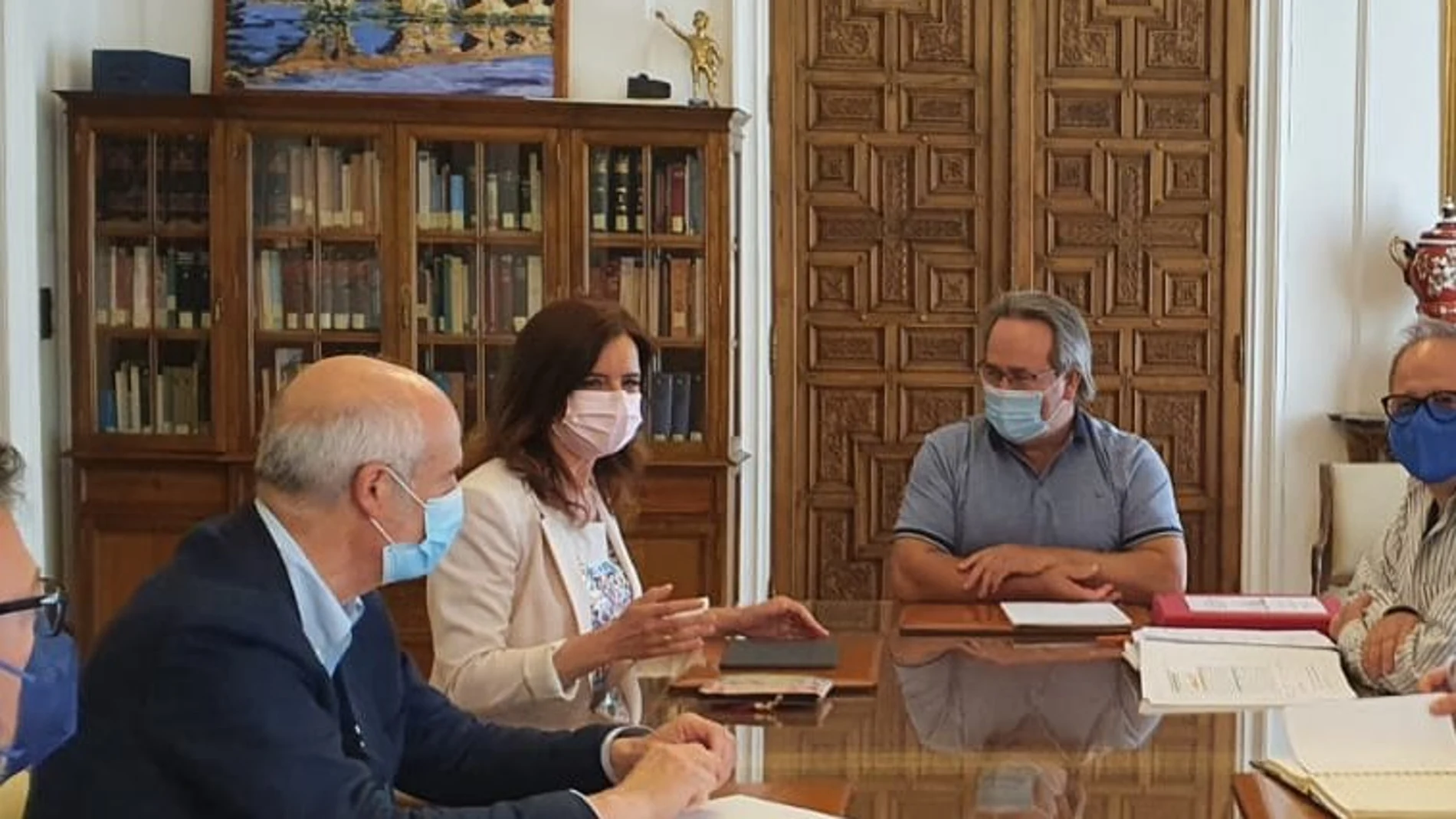 Ana Carlota Amigo se reúne con el alcalde de Zamora, Francisco Guarido, y representantes del comercio local