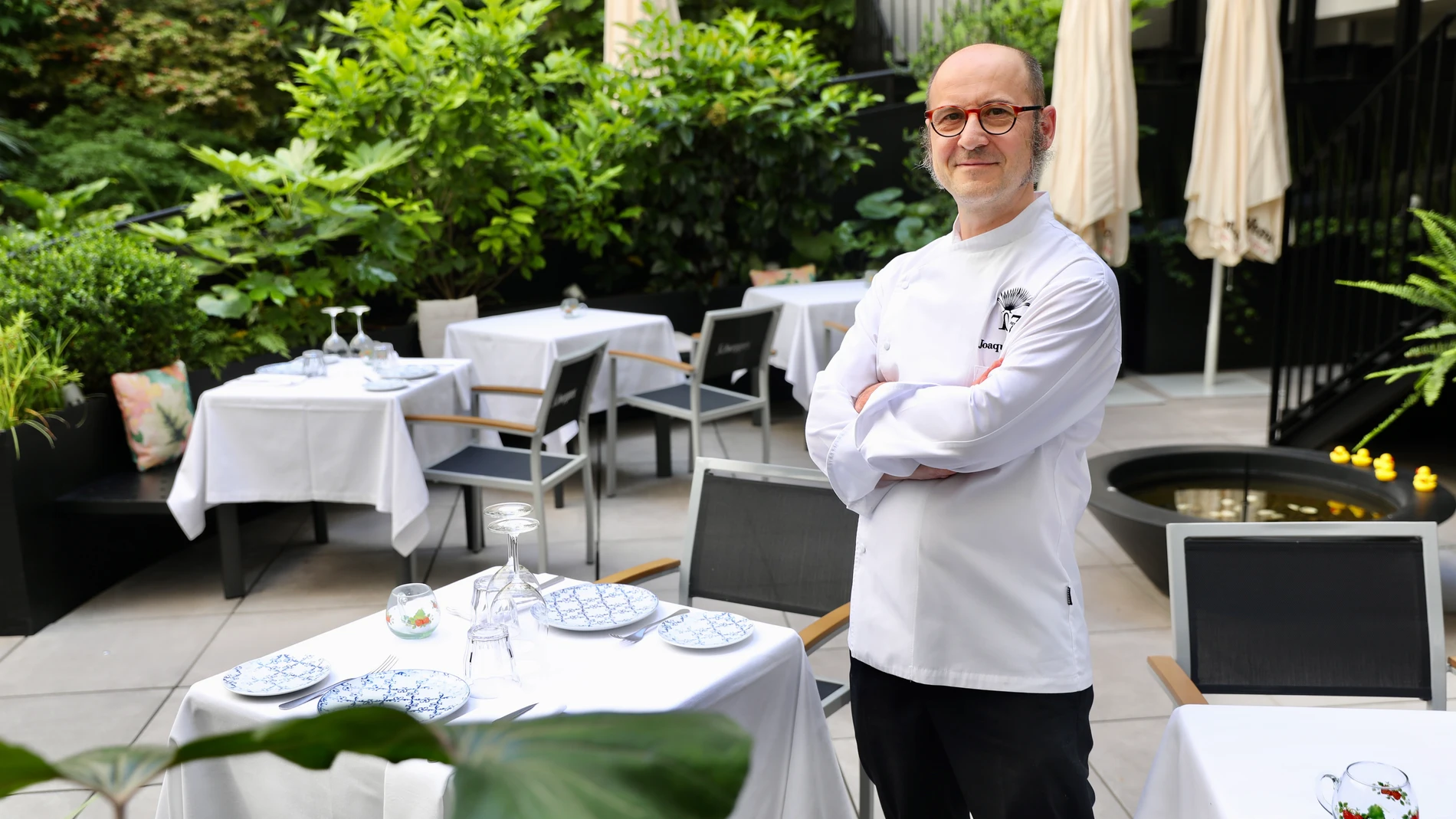 El cocinero Joaquín Felipe en la terraza de su restaurante Atocha 107.￼