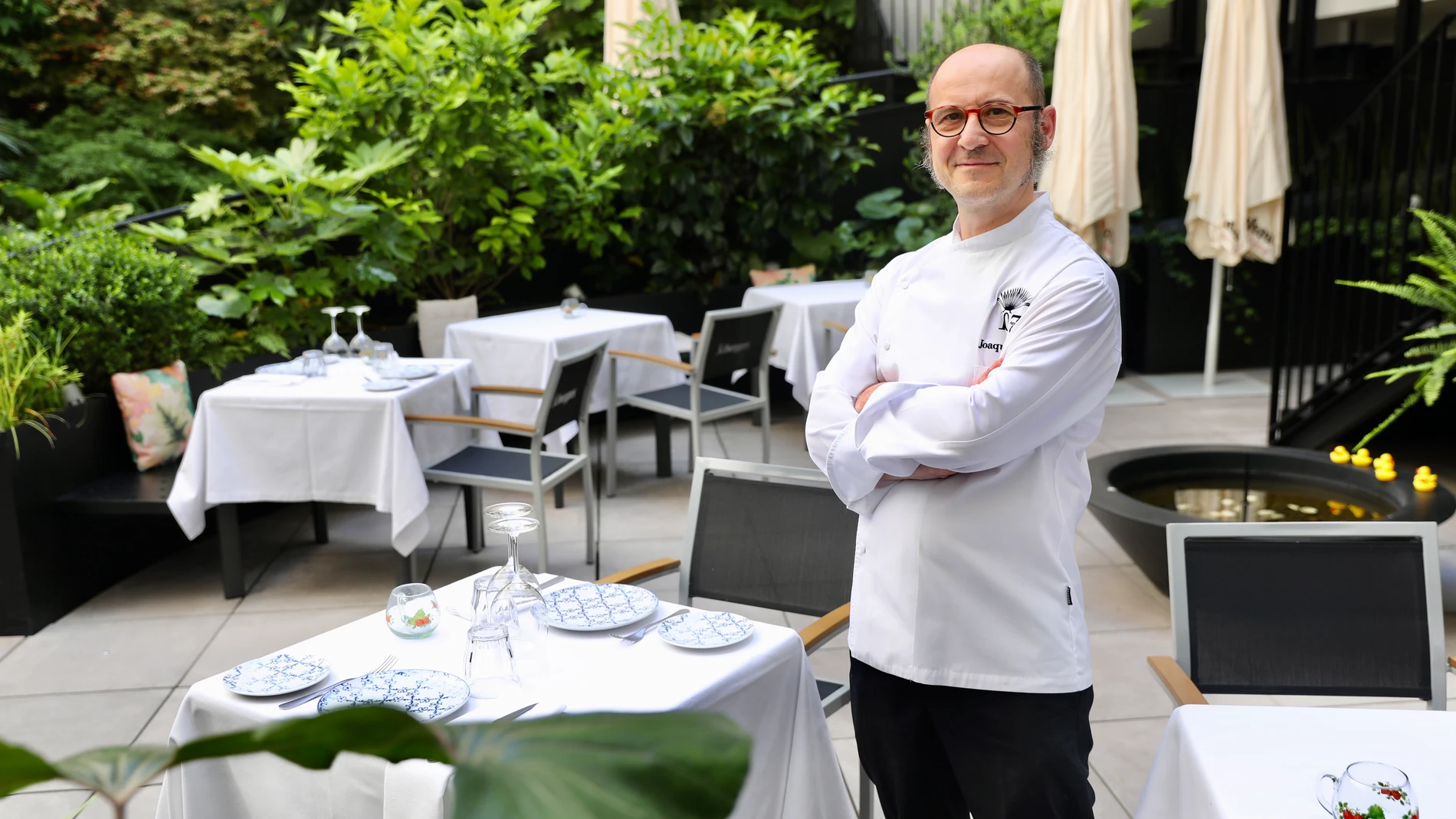 El cocinero Joaquín Felipe en la terraza de su restaurante Atocha 107.