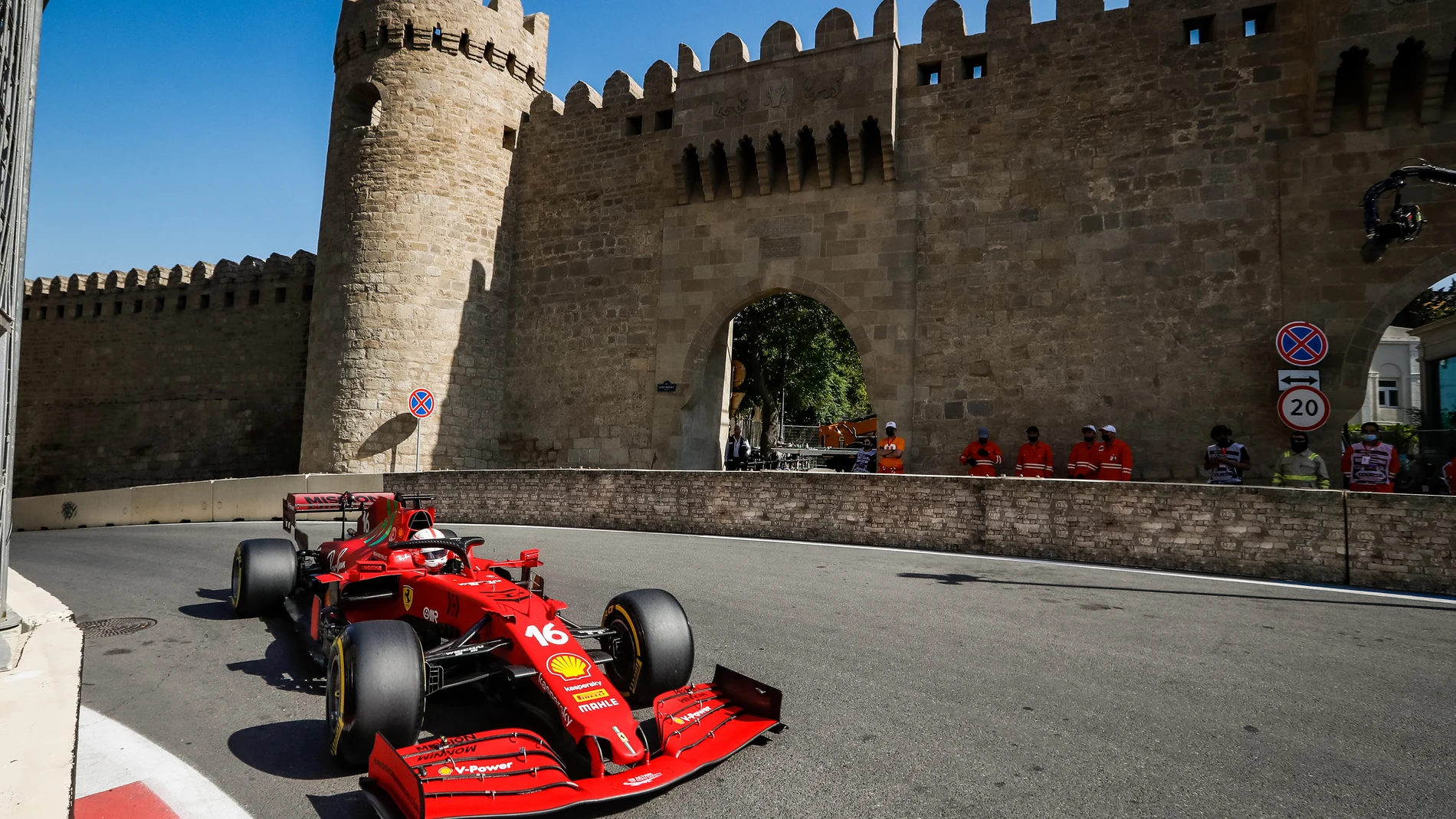 Leclerc y Ferrari consiguen la “pole” en Baku