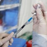 Una enfermera prepara una dosis de la vacuna contra la covid-19
