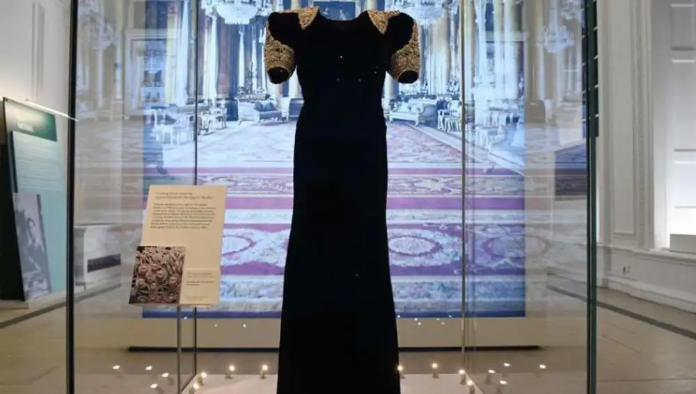 Vestido expuesto en Kensington Palace junto al traje de novia de Lady Di